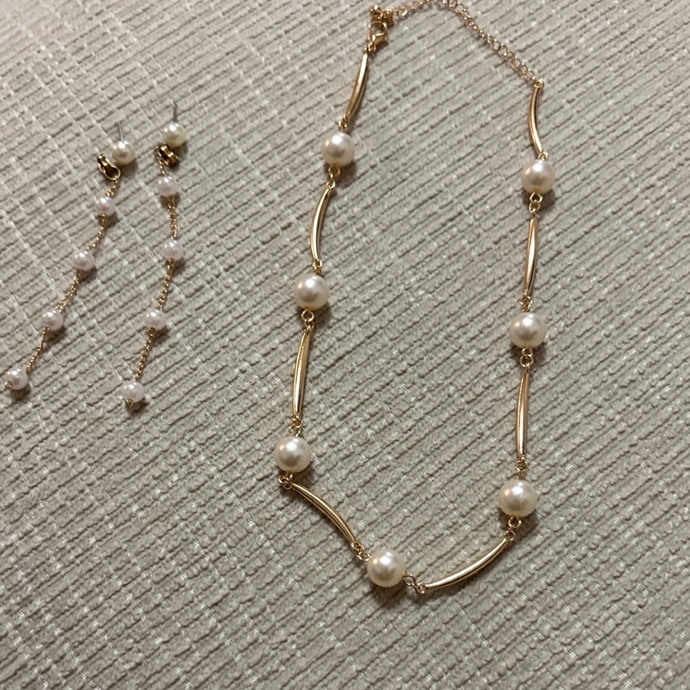 Elegant Gold and Pearl Necklace and Earring Set